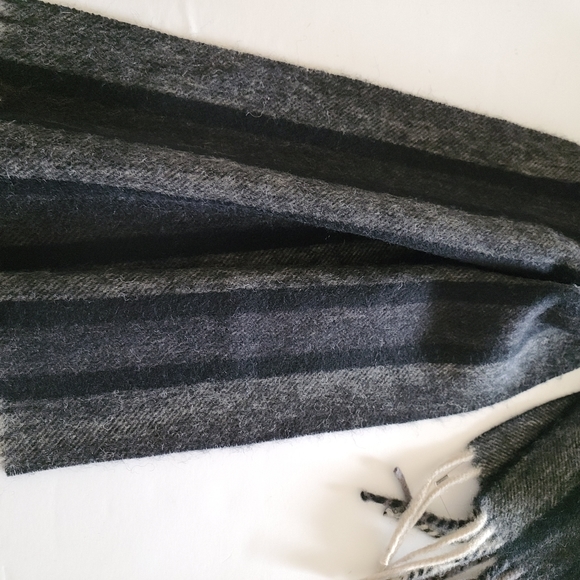 NEW Jeffrey Bank 100% Wool Scarf Black Grey Stripe Fringe Wide Winter 55 x 12in - Picture 3 of 10